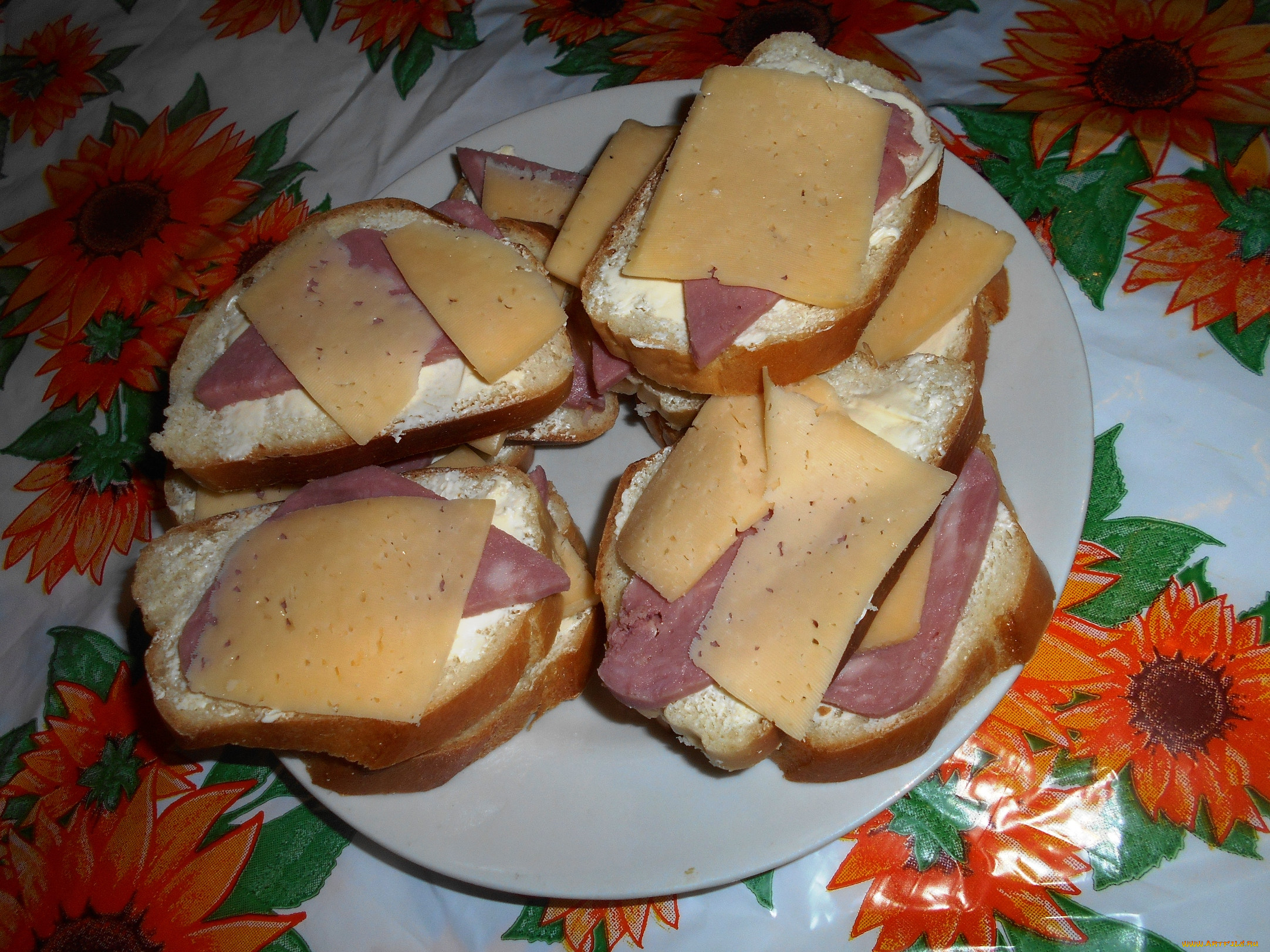 Приготовить бутерброд колбаса сыром. Бутерброд с колбасой. Бутерброд обычный. Бутерброд с сыром. Красивые бутерброды.